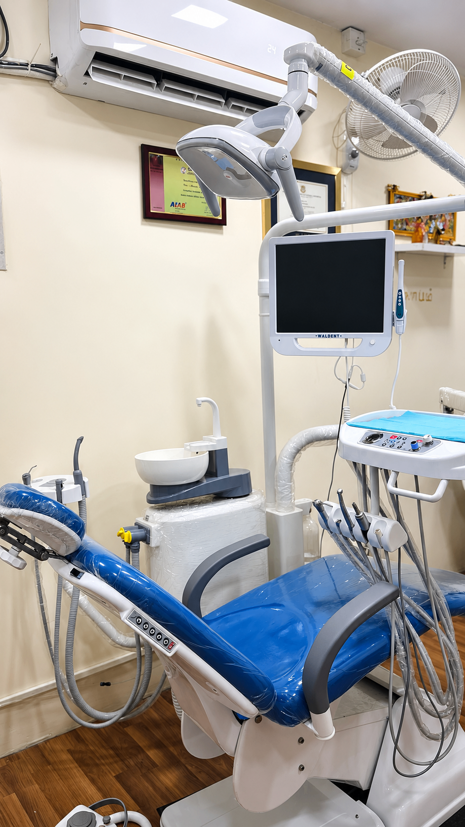 Modern treatment room with Waldent dental chair